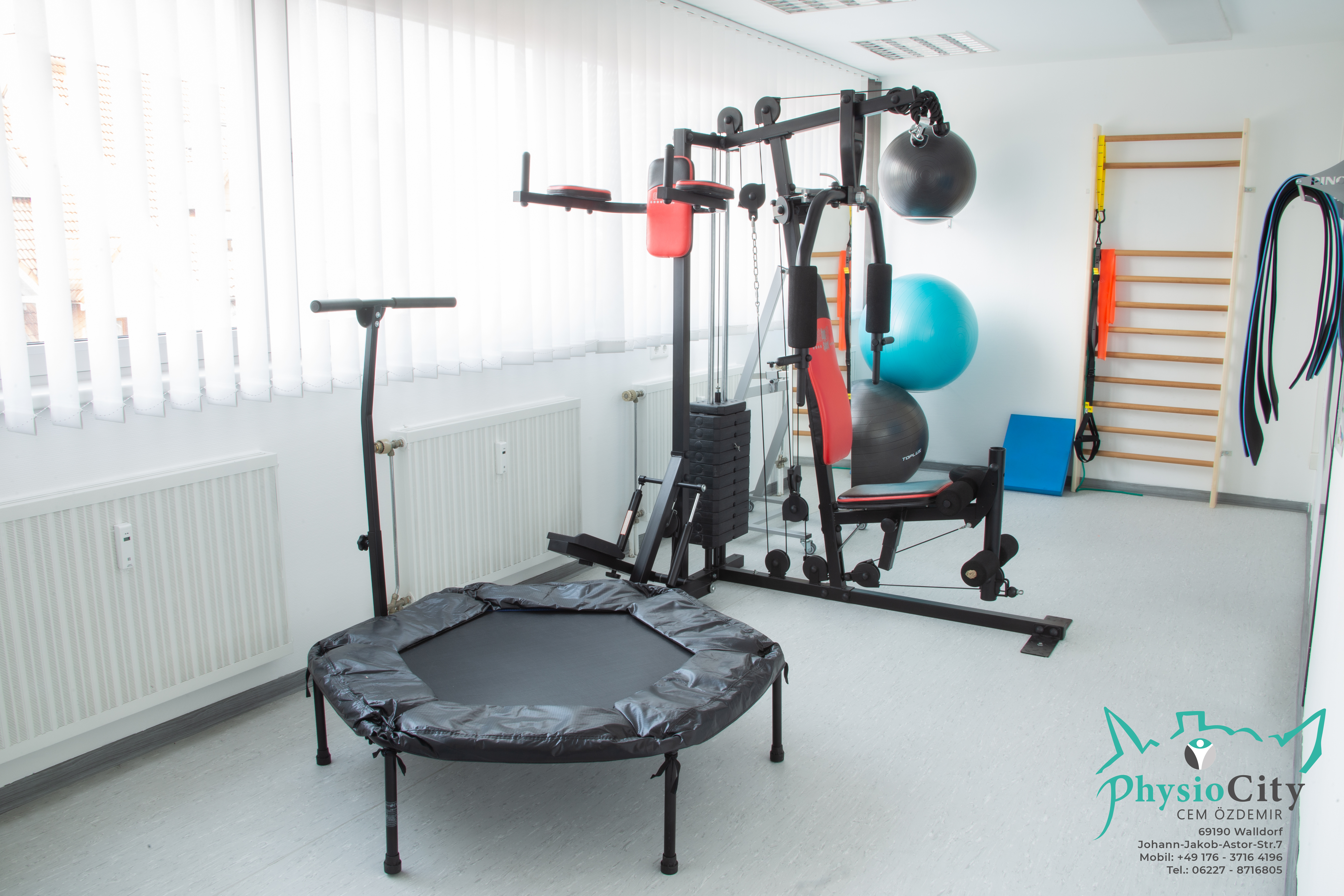 Behandlungsraum mit Behandlungsliege