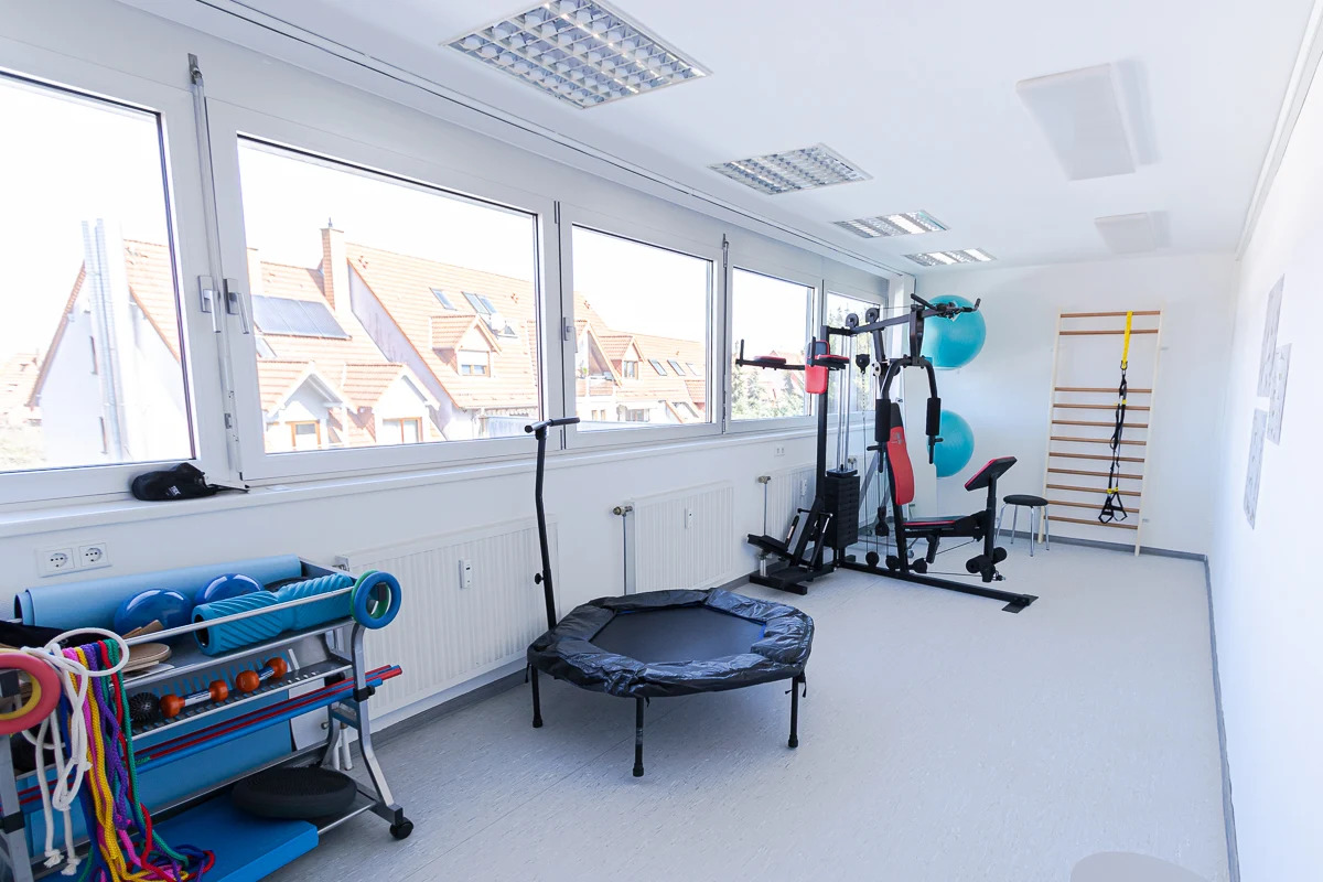 Wartebereich der Praxis mit Sitzecke